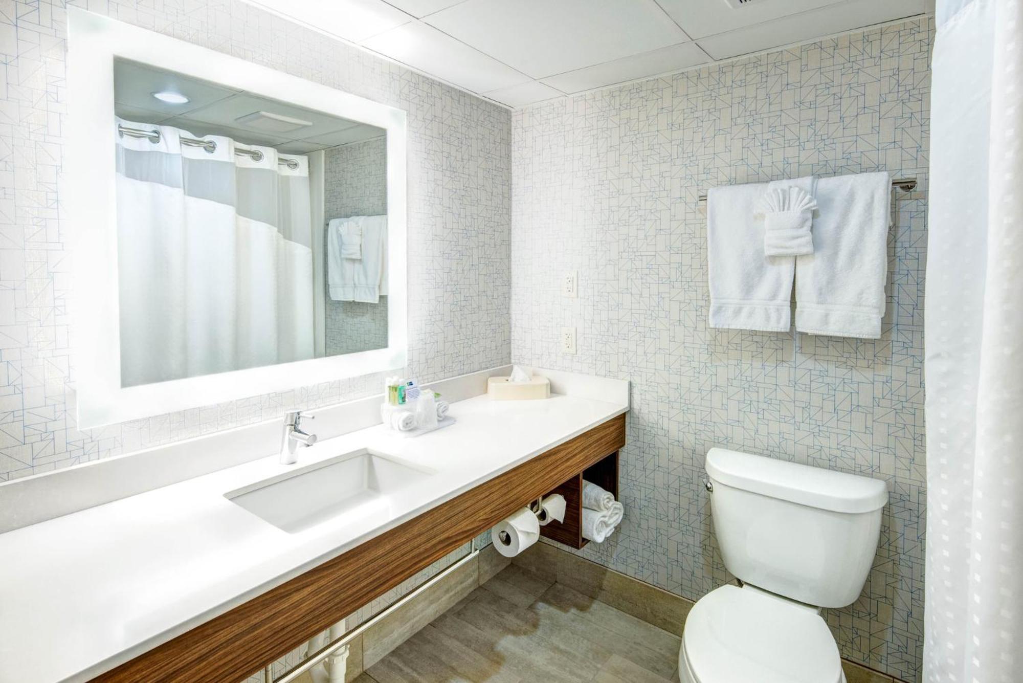 Holiday Inn Express Woodbridge By Ihg Avenel Exterior foto