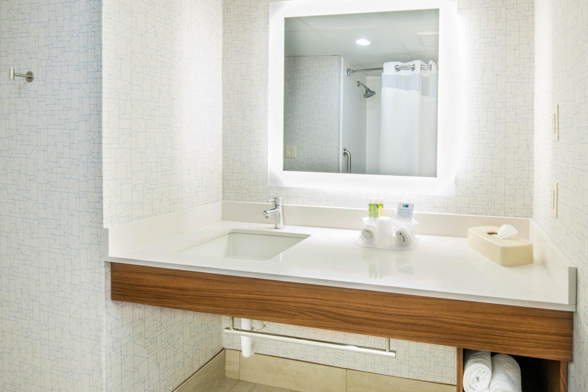 Holiday Inn Express Woodbridge By Ihg Avenel Exterior foto