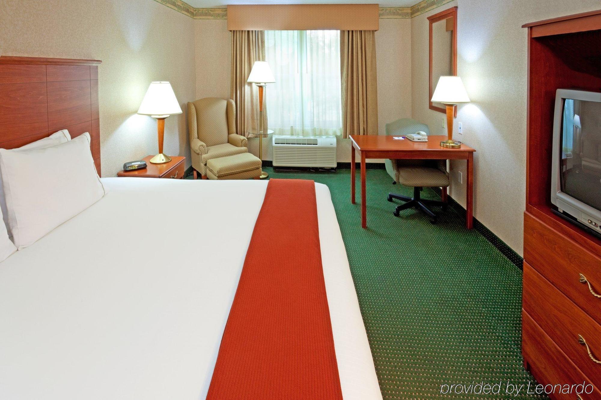Holiday Inn Express Woodbridge By Ihg Avenel Exterior foto